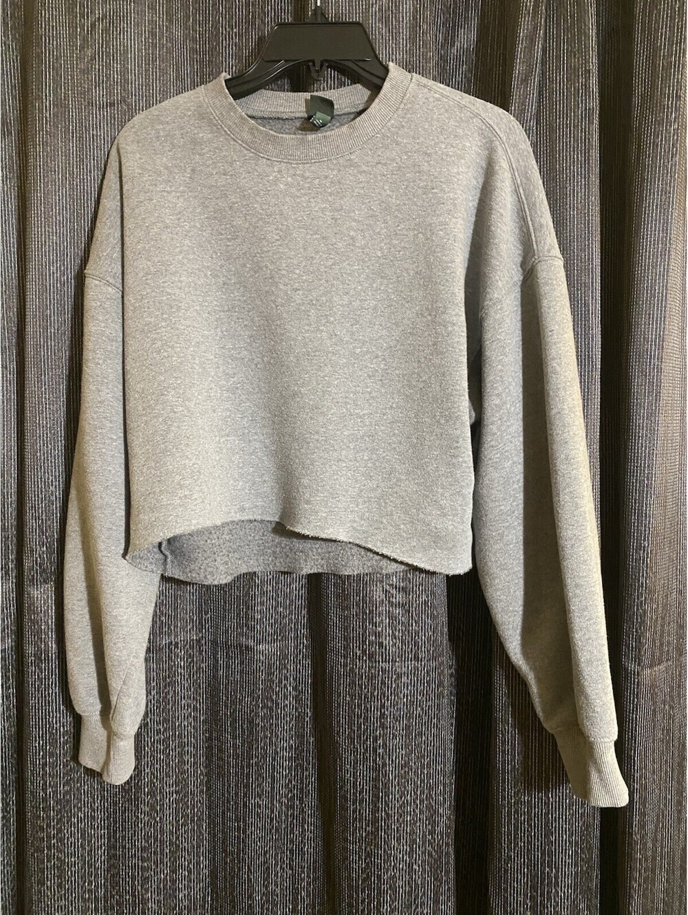 Wild Fable Women's Size Medium Gray Crop Cutoff Crew Neck Sweatshirt
